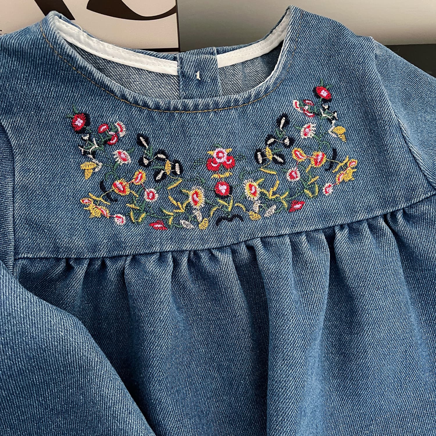 キッズファッション ワンピース　花刺繍デニム生地の長袖ワンピース
