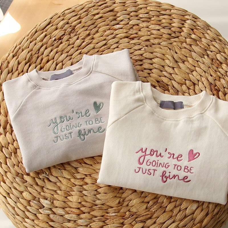 キッズファッション トレーナー　ハート刺繍メッセージ入りキッズトレーナー