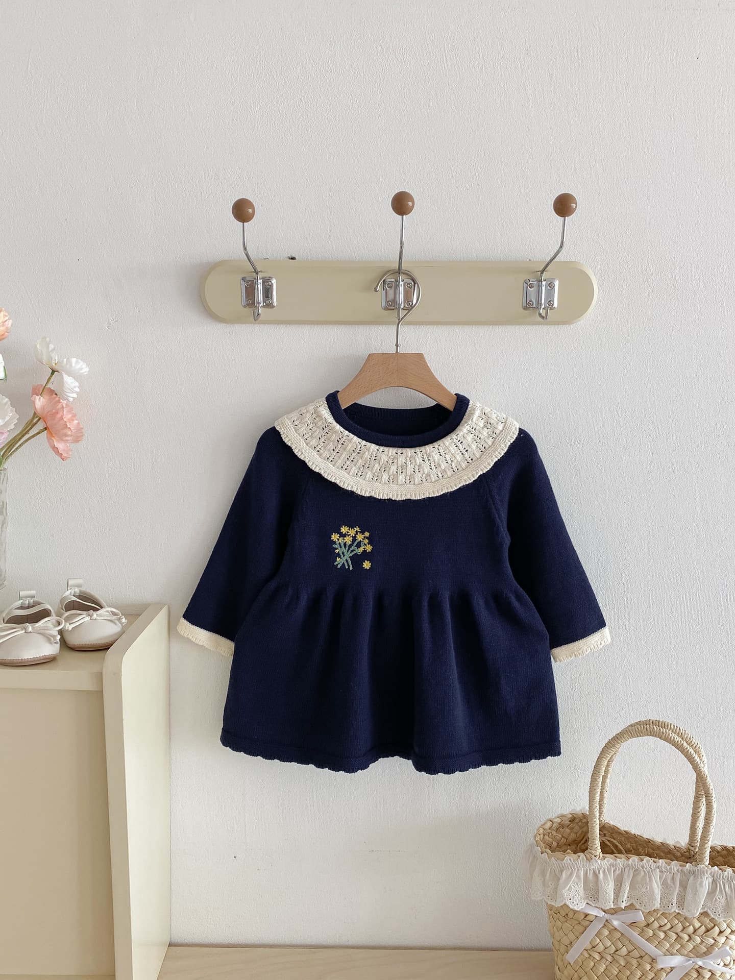 キッズファッション ワンピース　小花刺繍レース襟ニットワンピース