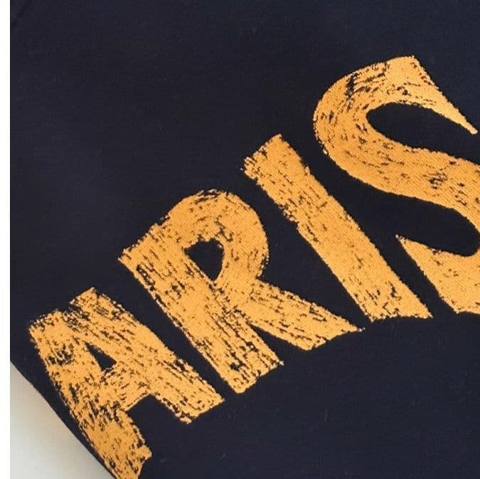 キッズファッション トレーナー　バックロゴ刺繍が印象的なゆったりフード付きトレーナー
