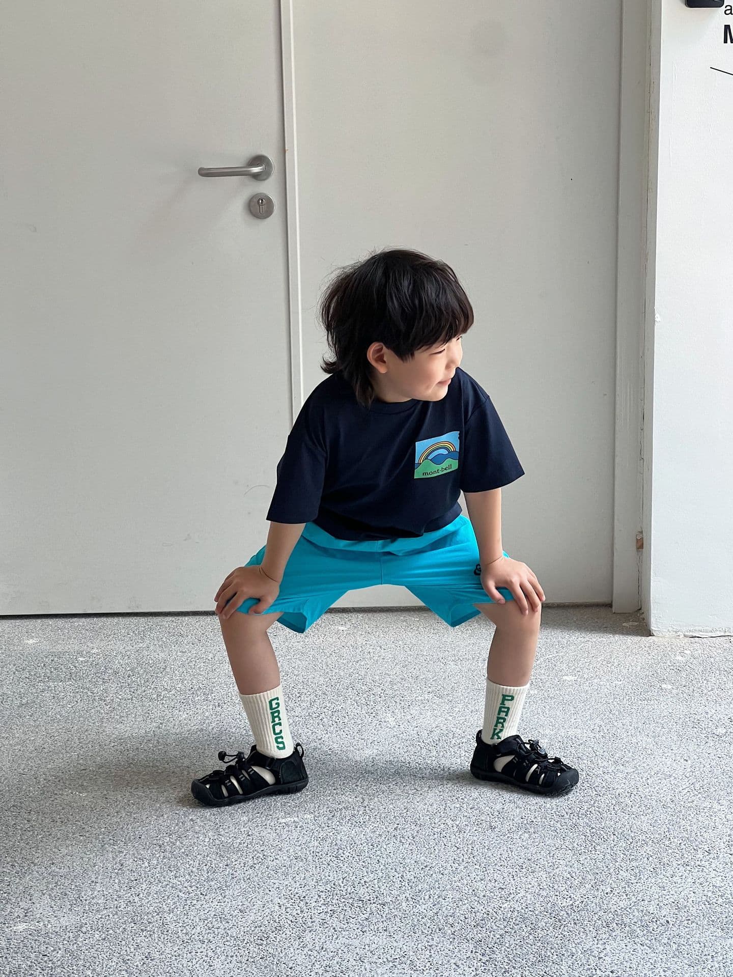 キッズファッション Tシャツ　虹柄ポケット付き半袖Tシャツ