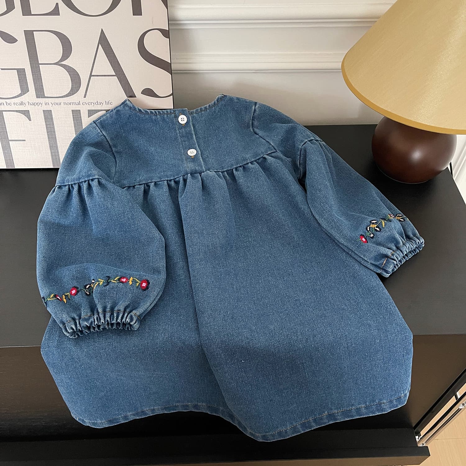 キッズファッション ワンピース　花刺繍デニム生地の長袖ワンピース