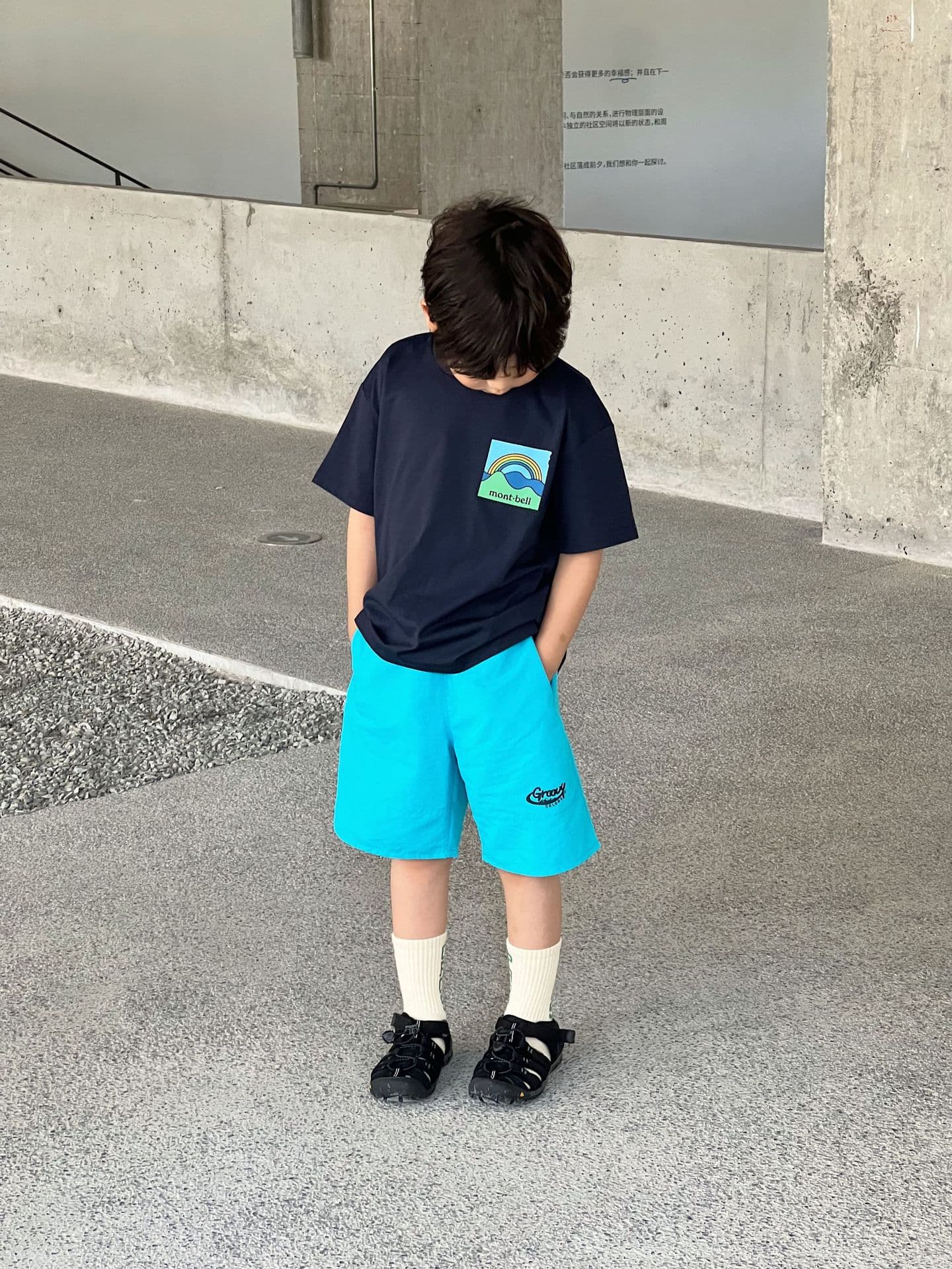 キッズファッション Tシャツ　虹柄ポケット付き半袖Tシャツ