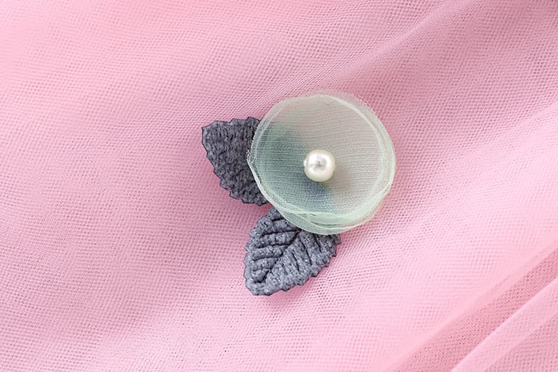 キッズファッション ドレス　蝶々刺繍とお花飾りの長袖ふんわりチュール姫様ドレス