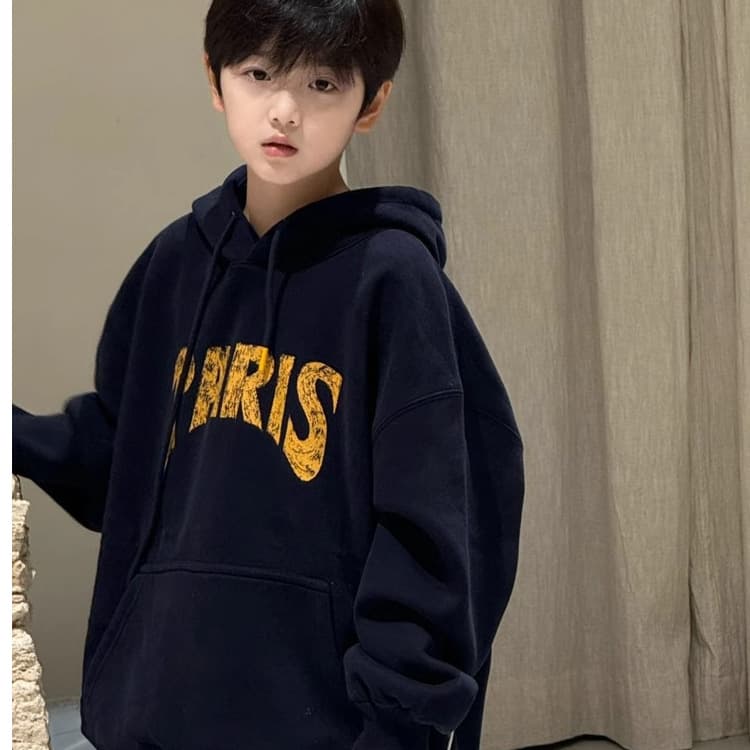キッズファッション トレーナー　バックロゴ刺繍が印象的なゆったりフード付きトレーナー