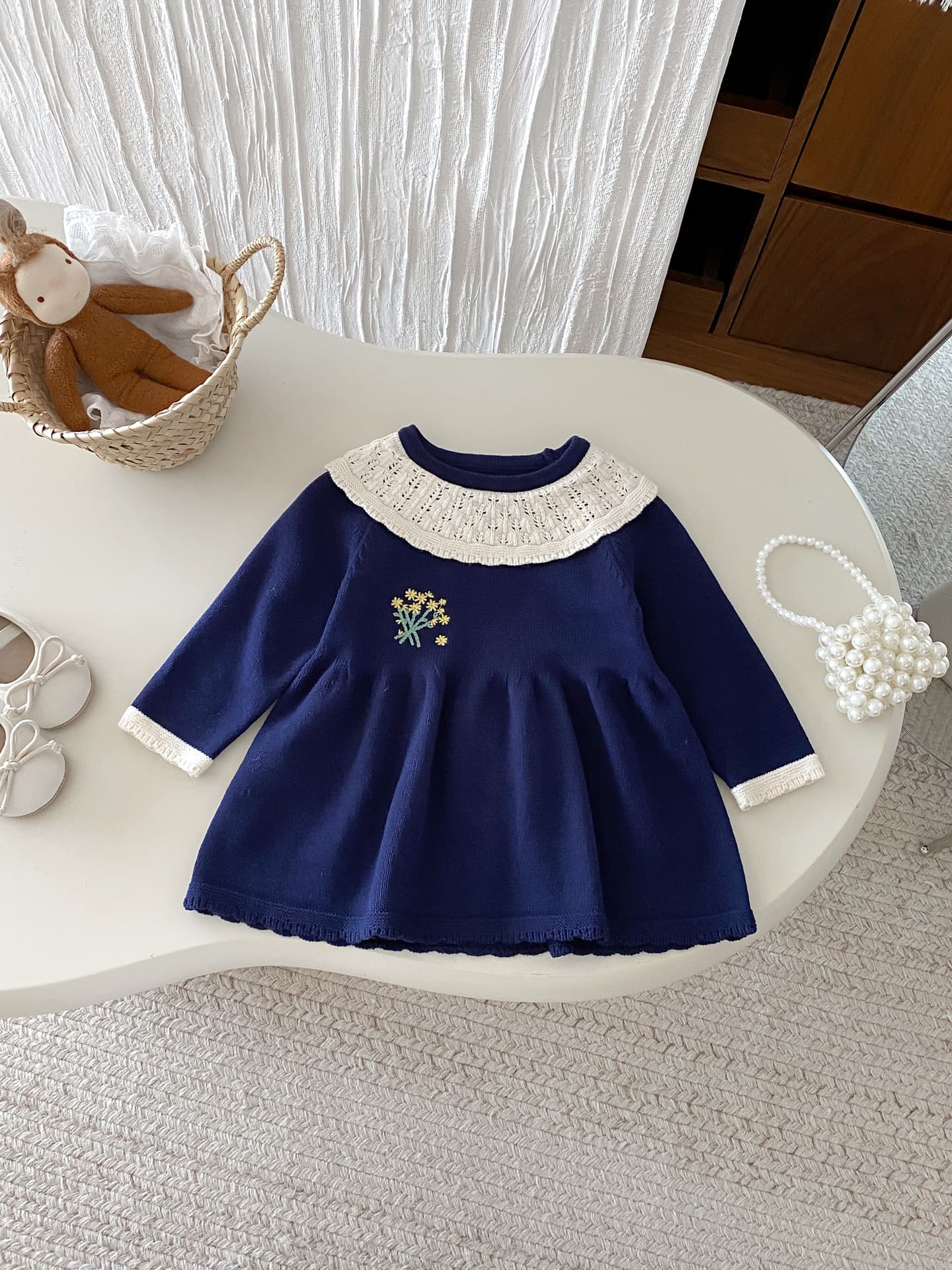 キッズファッション ワンピース　小花刺繍レース襟ニットワンピース