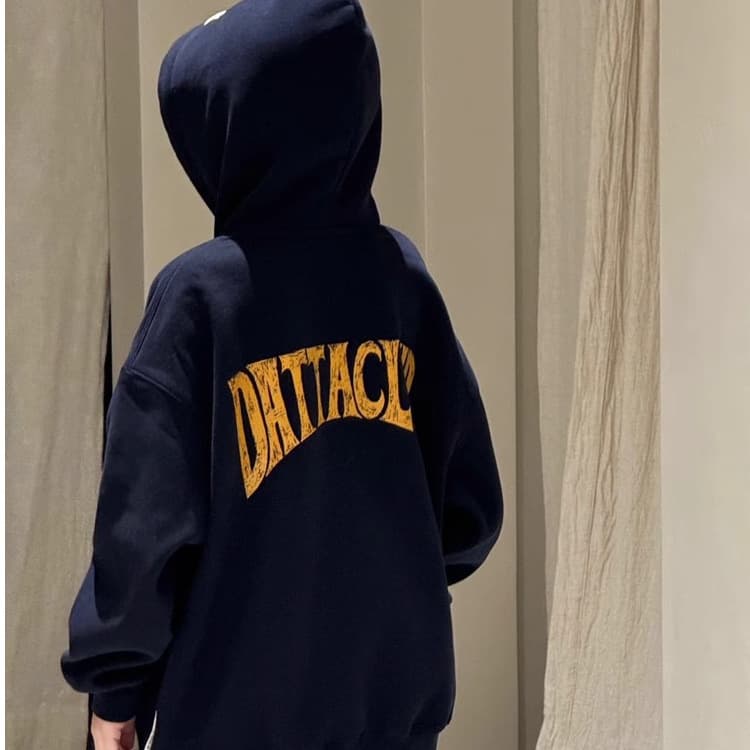 キッズファッション トレーナー　バックロゴ刺繍が印象的なゆったりフード付きトレーナー