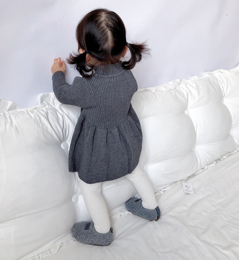 キッズファッション ワンピース　ふわり袖のリブニットワンピース