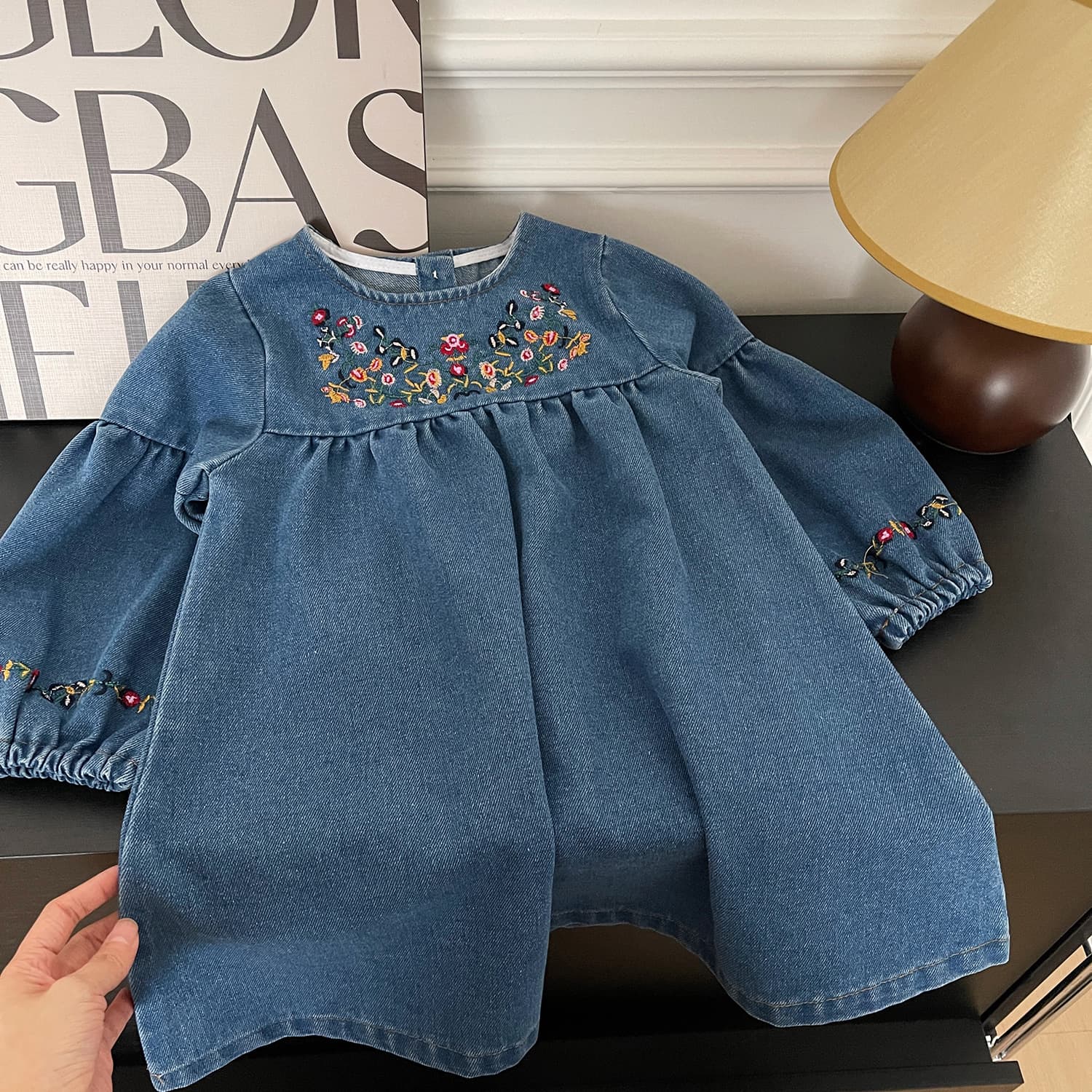 キッズファッション ワンピース　花刺繍デニム生地の長袖ワンピース