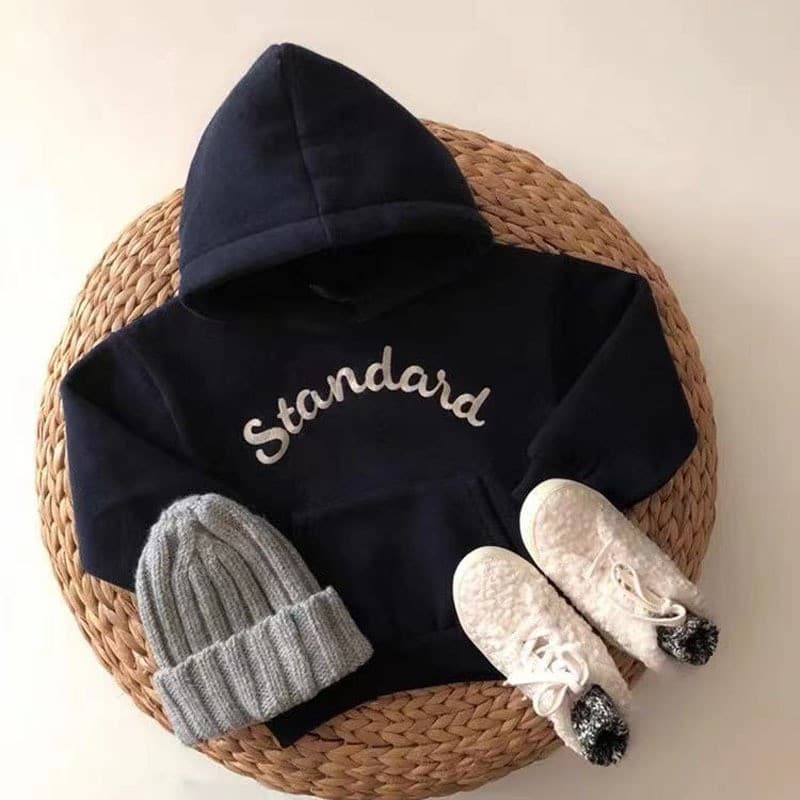 キッズファッション トレーナー　文字刺繍入りフード付きトレーナー
