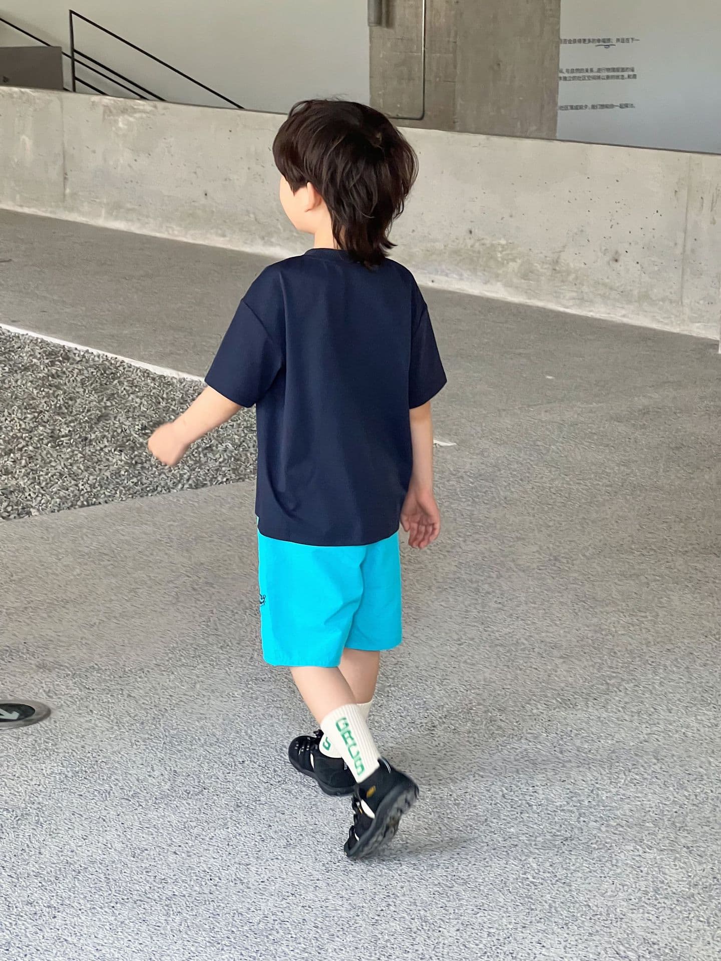 キッズファッション Tシャツ　虹柄ポケット付き半袖Tシャツ