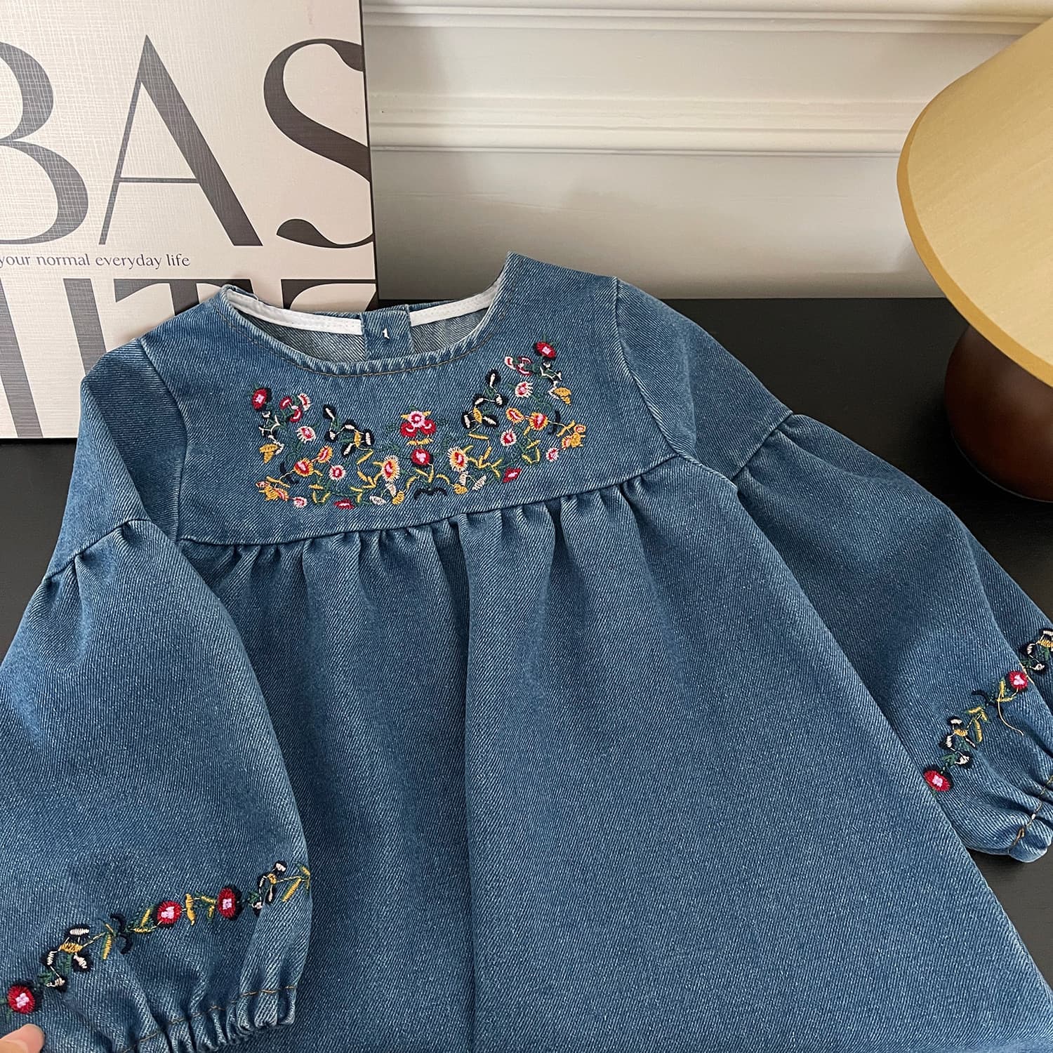 キッズファッション ワンピース　花刺繍デニム生地の長袖ワンピース