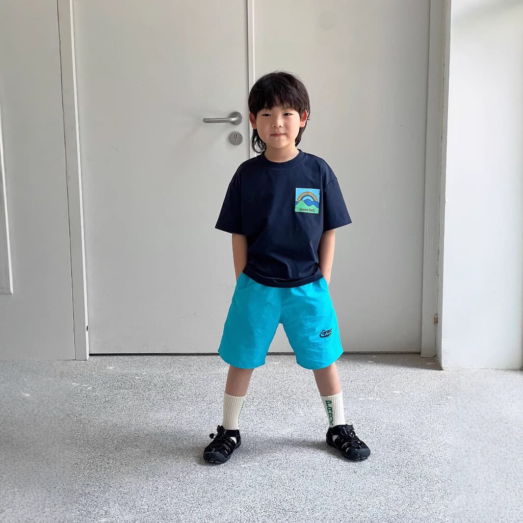 キッズファッション Tシャツ　虹柄ポケット付き半袖Tシャツ