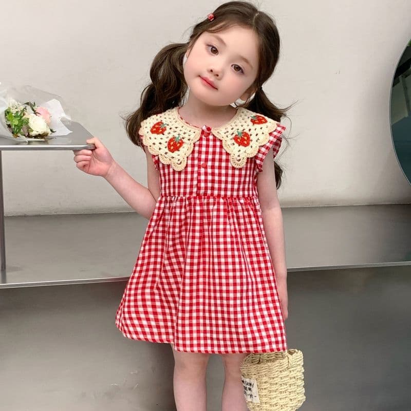 キッズファッション ワンピース　苺刺繍つけ襟ギンガムチェックワンピース