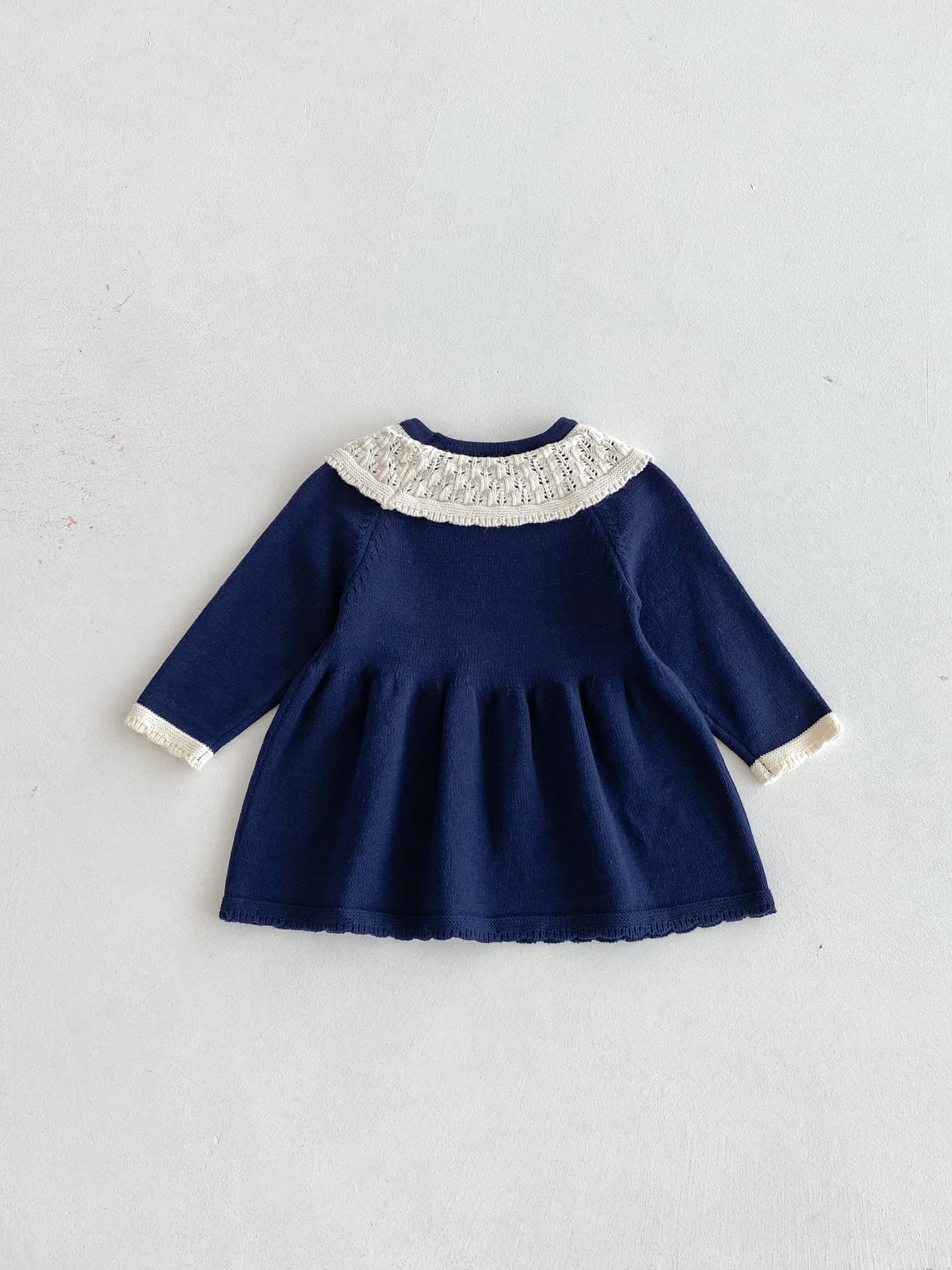 キッズファッション ワンピース　小花刺繍レース襟ニットワンピース