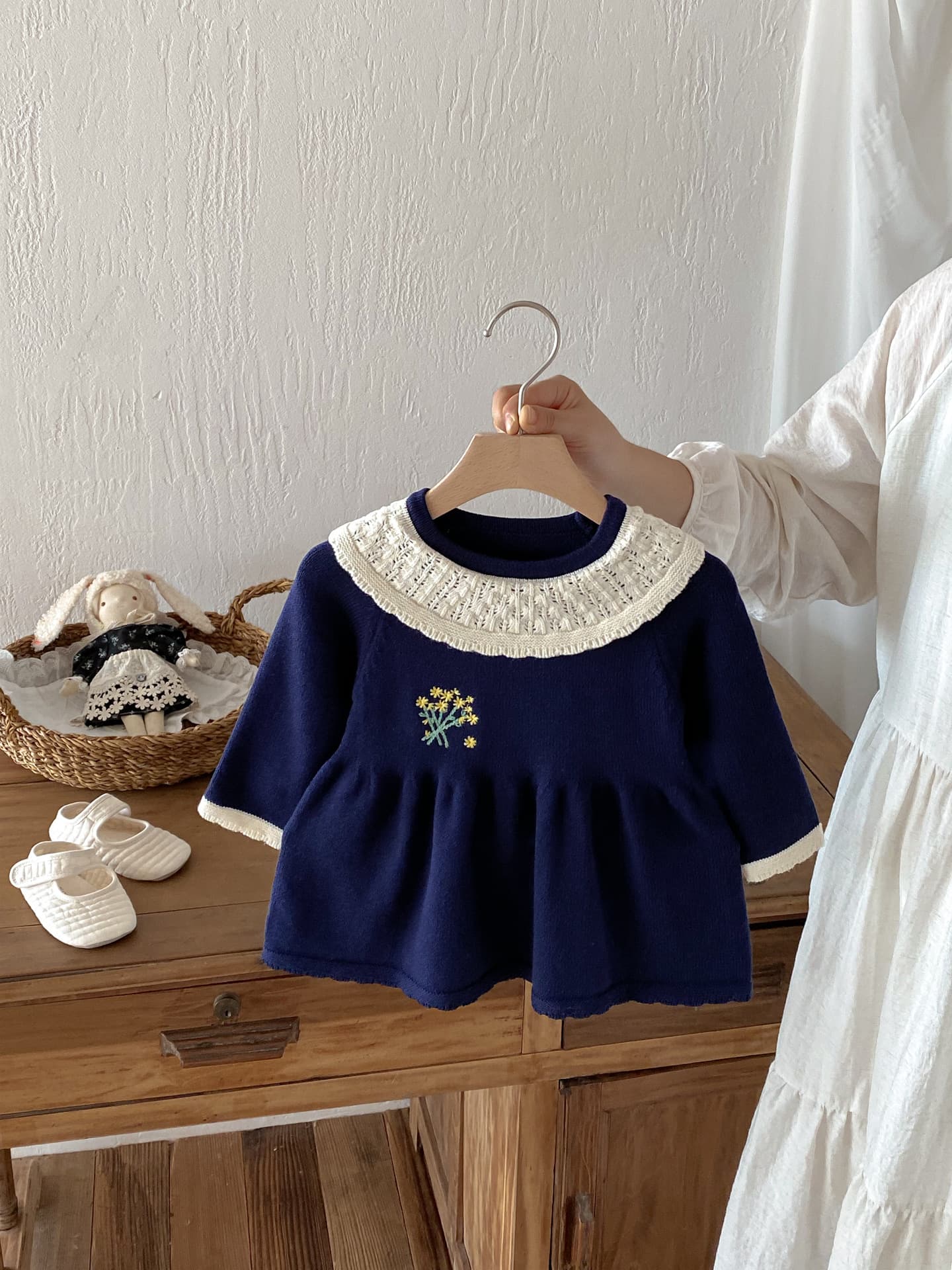 キッズファッション ワンピース　小花刺繍レース襟ニットワンピース