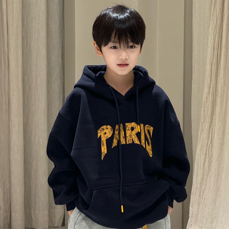 キッズファッション トレーナー　バックロゴ刺繍が印象的なゆったりフード付きトレーナー