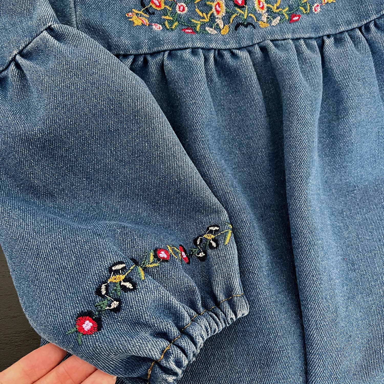 キッズファッション ワンピース　花刺繍デニム生地の長袖ワンピース