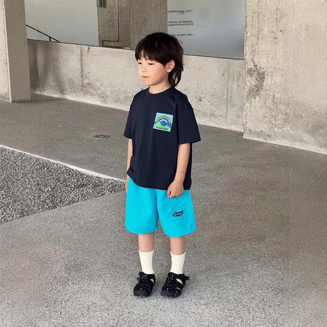 キッズファッション Tシャツ　虹柄ポケット付き半袖Tシャツ