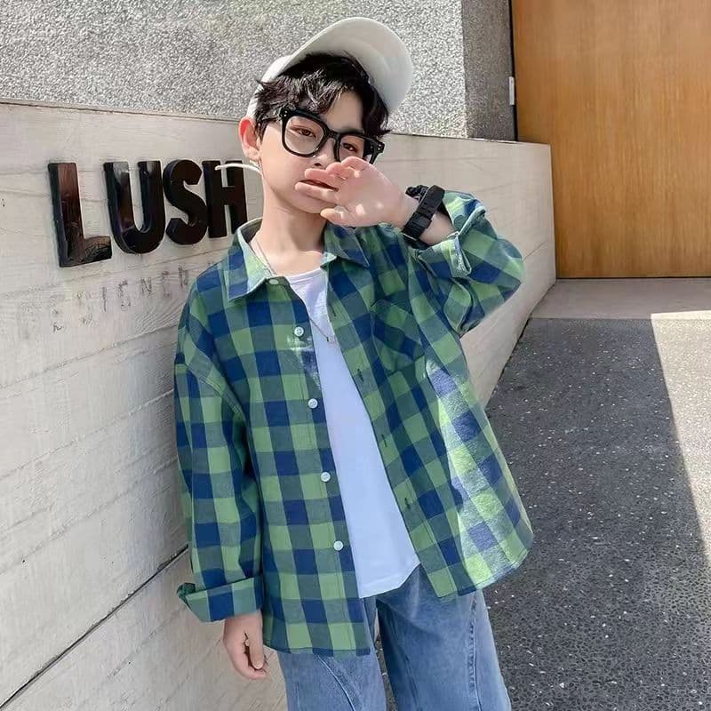 キッズファッション シャツ　男の子向けチェック柄長袖シャツ胸ポケット付き