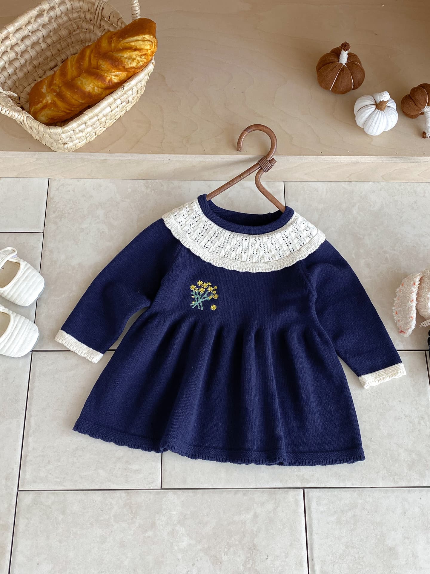 キッズファッション ワンピース　小花刺繍レース襟ニットワンピース