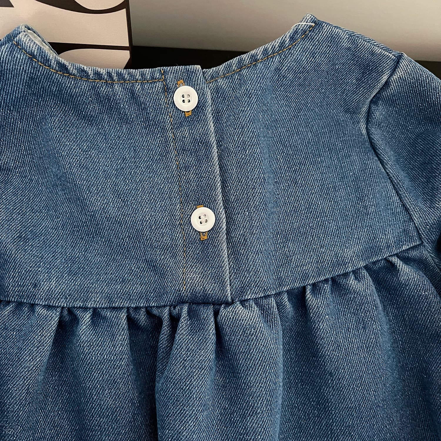 キッズファッション ワンピース　花刺繍デニム生地の長袖ワンピース