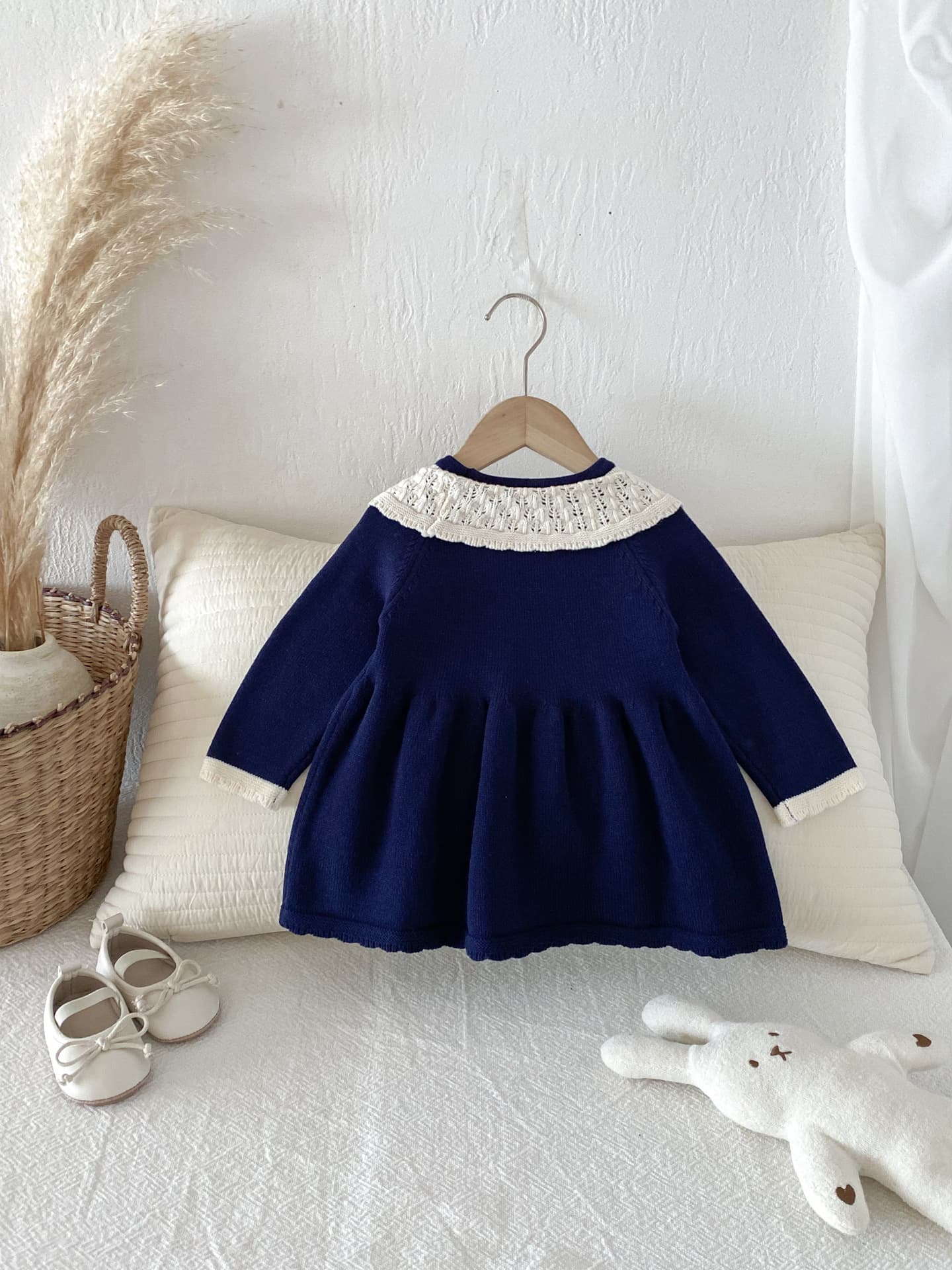 キッズファッション ワンピース　小花刺繍レース襟ニットワンピース