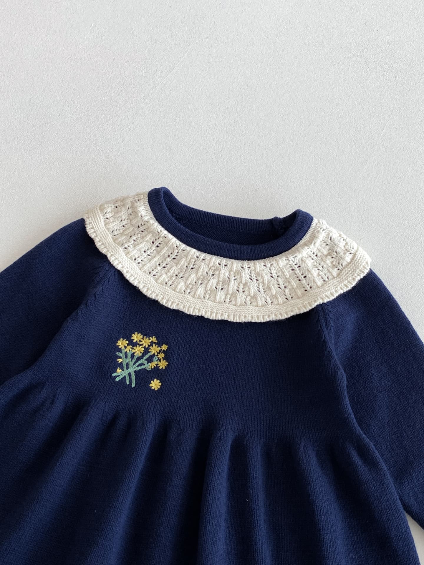 キッズファッション ワンピース　小花刺繍レース襟ニットワンピース