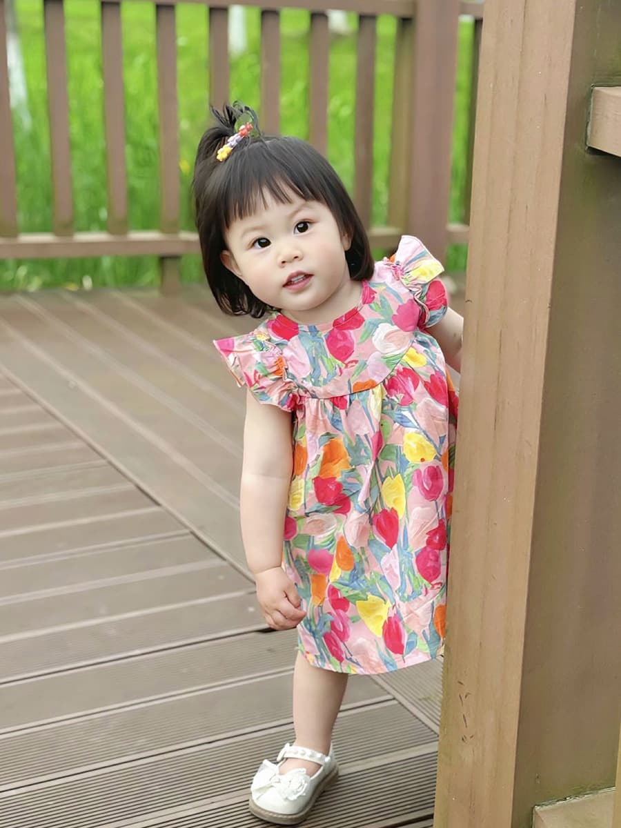 キッズファッション ワンピース 花びら舞う袖フリル付きノースリーブワンピース