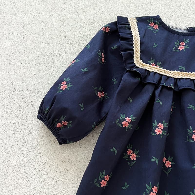 キッズファッション ワンピース 小花柄刺繍レース衿付き長袖ワンピース