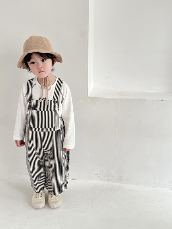 キッズファッション パンツ 縦縞模様の可愛いサロペットパンツ