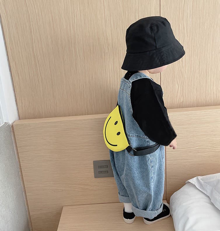 キッズファッション パンツ 可愛らしい肩紐付きデニムオーバーオール