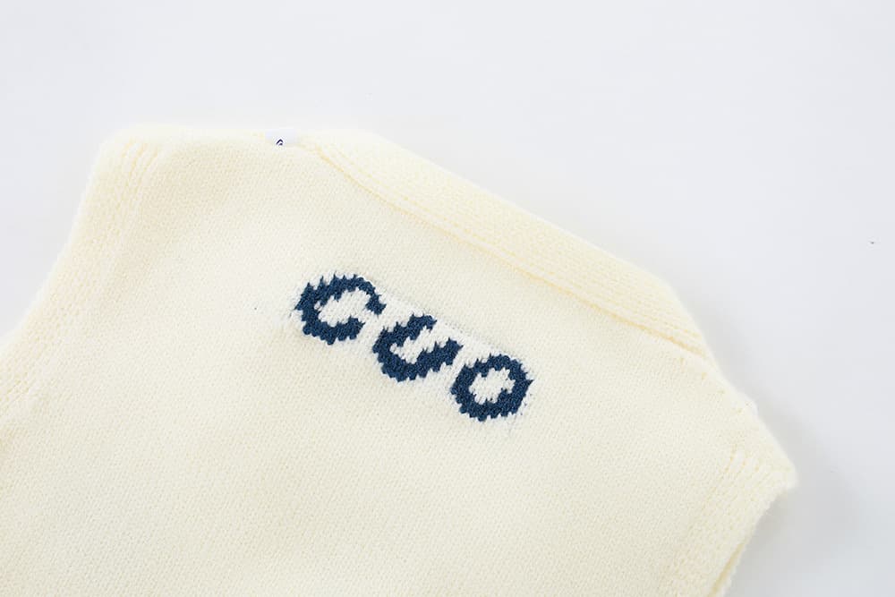 キッズファッション ニット あひるちゃん刺繍のかわいいニットベスト