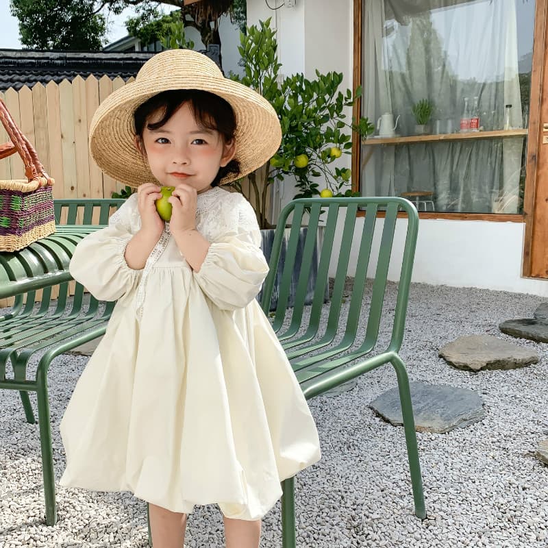 キッズファッション ワンピース ふんわり袖のプリンセス風フリル付きワンピース