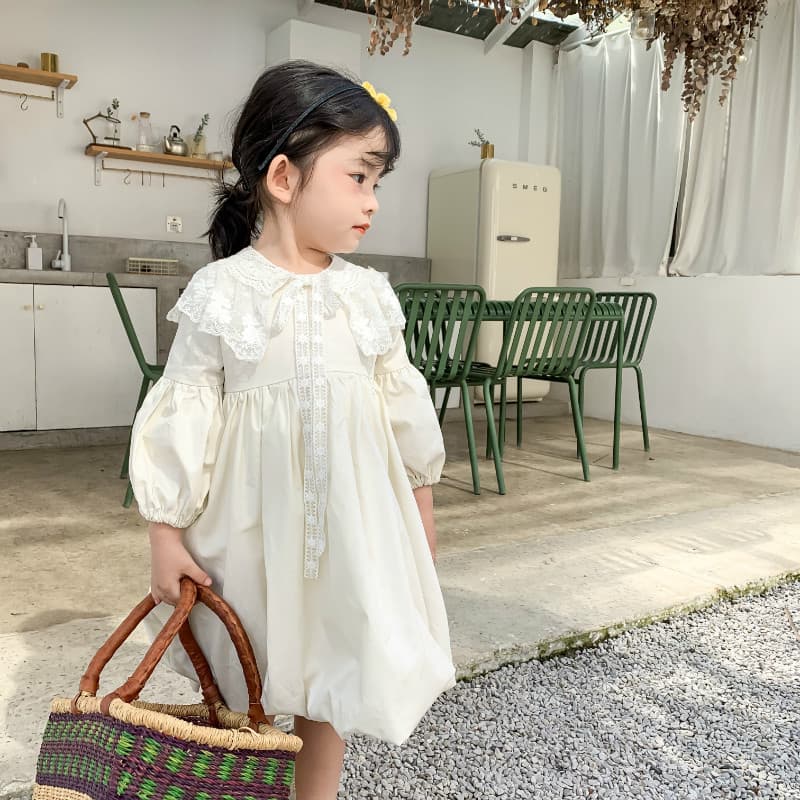 キッズファッション ワンピース ふんわり袖のプリンセス風フリル付きワンピース
